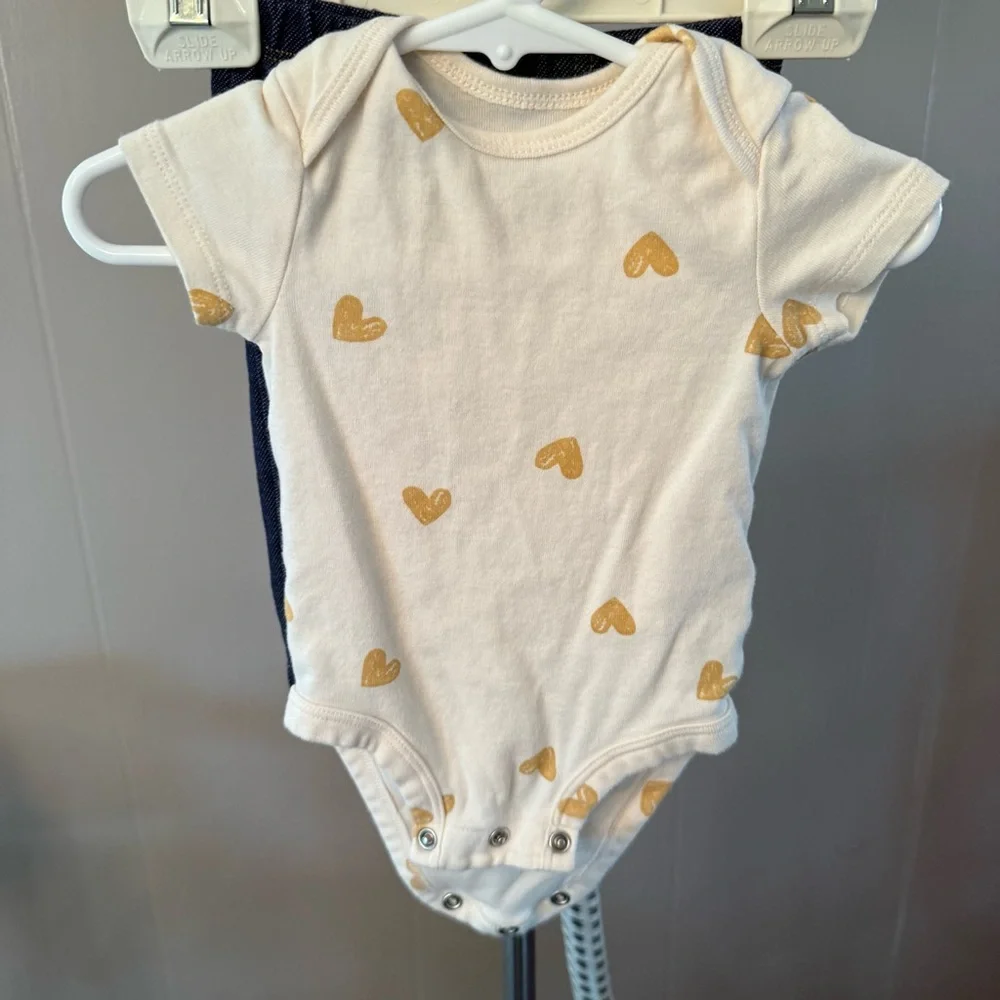 Carter's Baby Girl Bundle 0-3M/3 M 7 pieces. 2 complete sets, 1 romper, &‎ shirt
